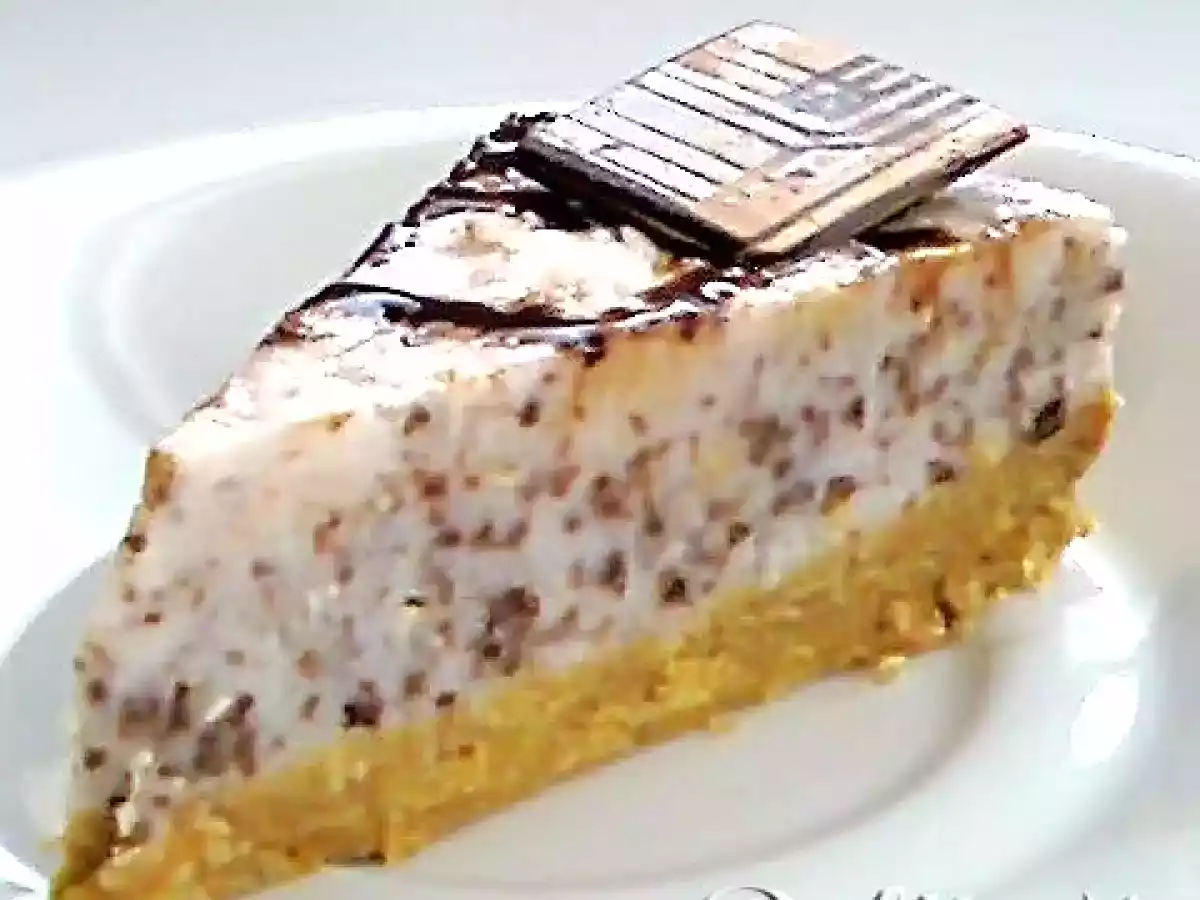 Tarta mousse helada de yogur y chocolate con avellanas