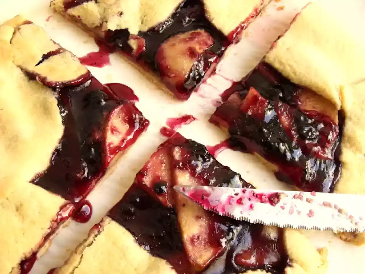 Tarta rústica de manzana y mermelada de arándano