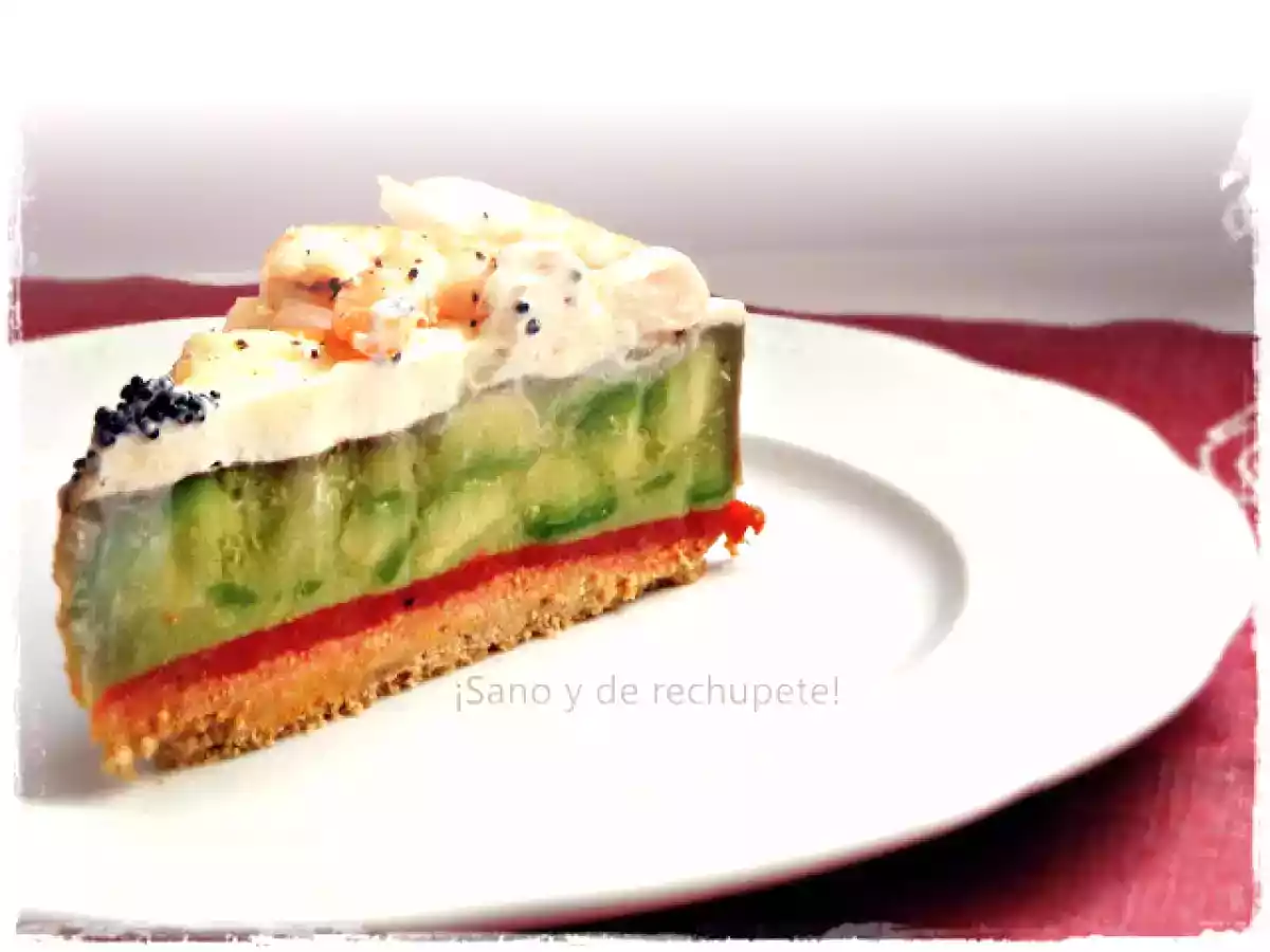 Tarta salada de aguacate, piquillos y langostinos