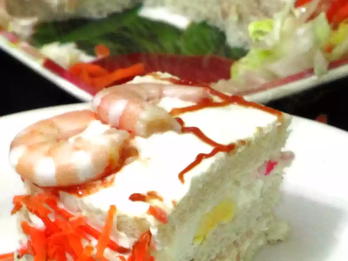 Tarta salada de atun, huevo, mayonesa y gambas