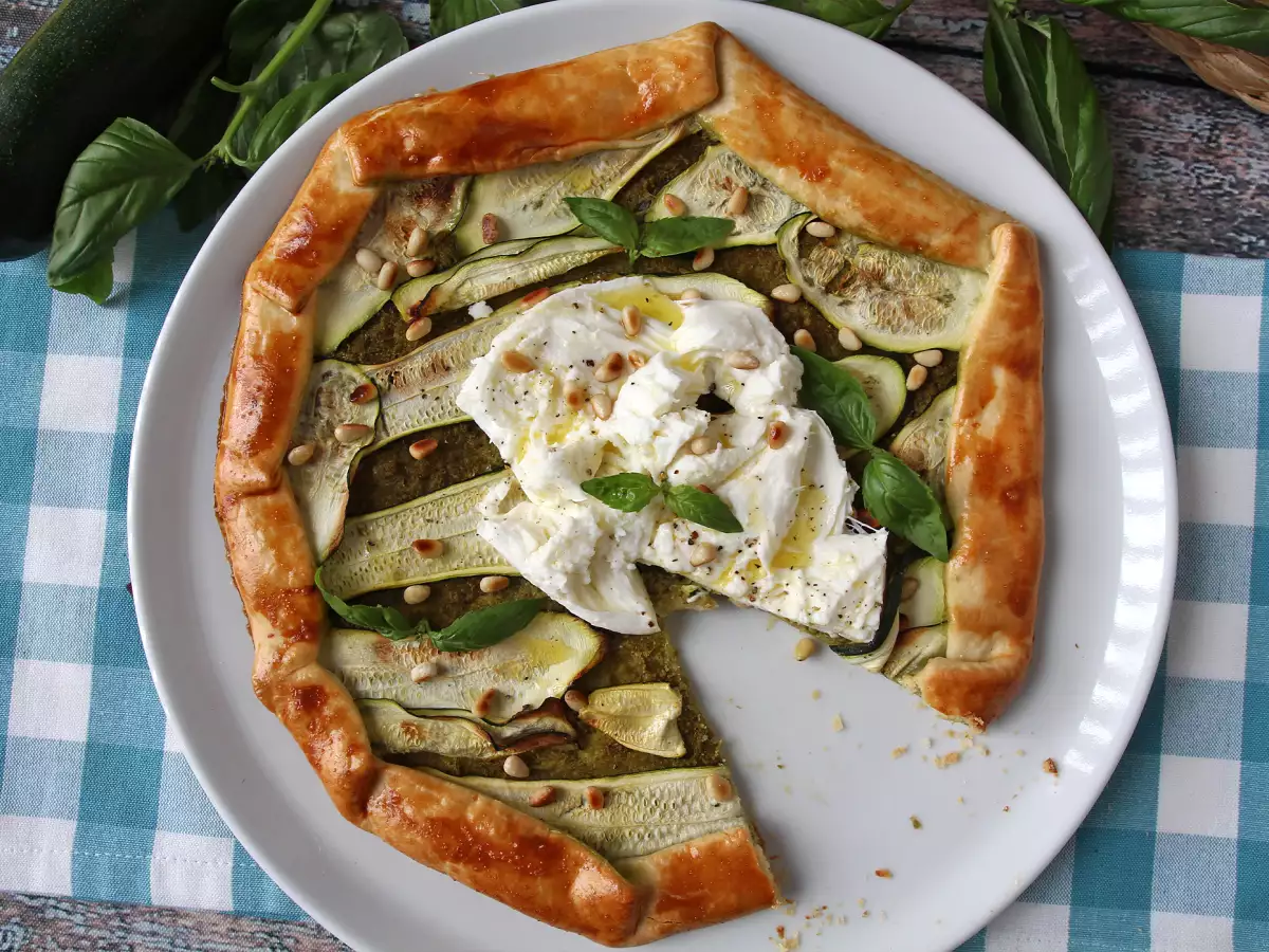 Tarta salada de calabacín, pesto y burrata: una receta fácil y muy veraniega - foto 2