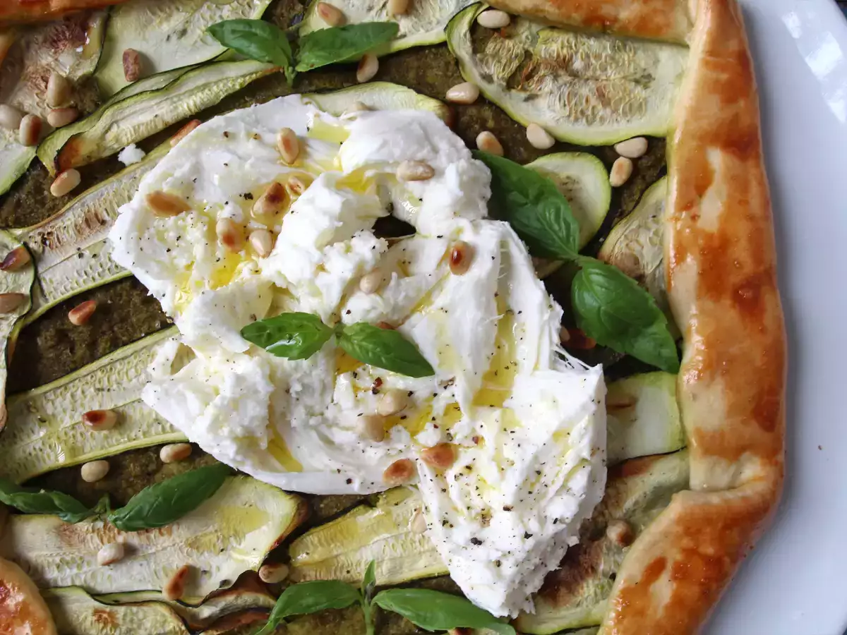 Tarta salada de calabacín, pesto y burrata: una receta fácil y muy veraniega - foto 4