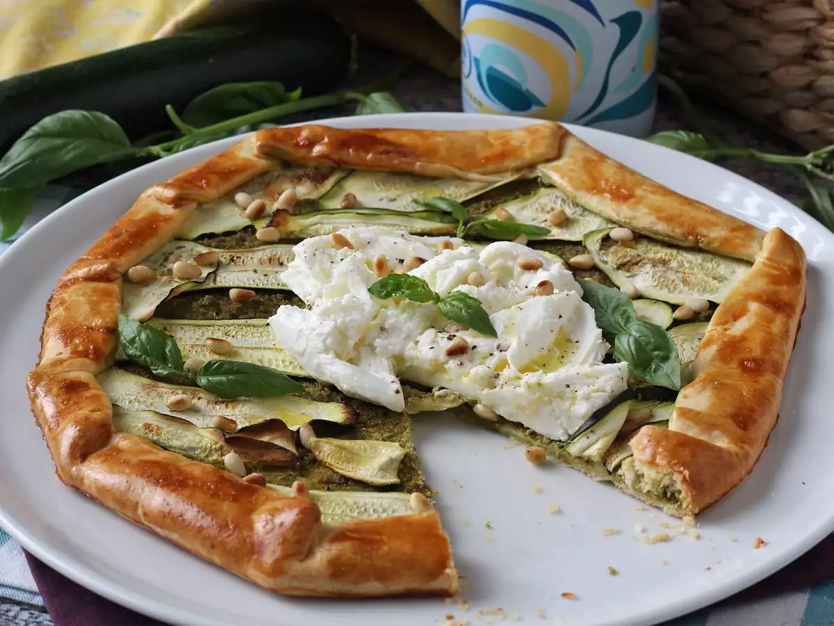 Tarta salada de calabacín, pesto y burrata: una receta fácil y muy veraniega - foto 5