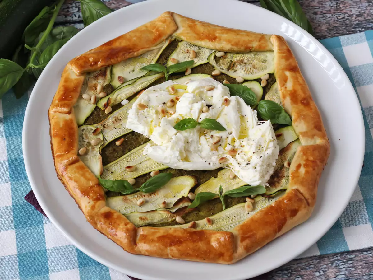 Tarta salada de calabacín, pesto y burrata: una receta fácil y muy veraniega - foto 6