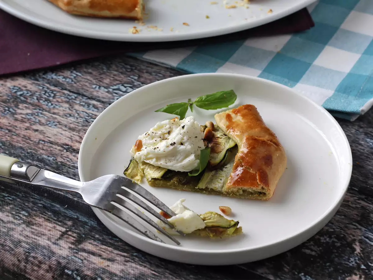 Tarta salada de calabacín, pesto y burrata: una receta fácil y muy veraniega - foto 7