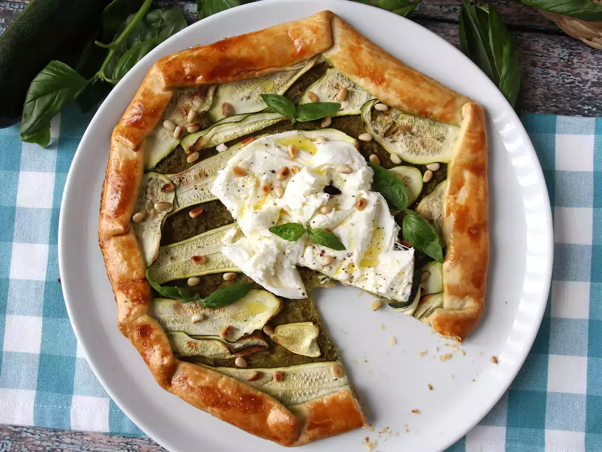 Tarta salada de calabacín, pesto y burrata: una receta fácil y muy veraniega - foto 8