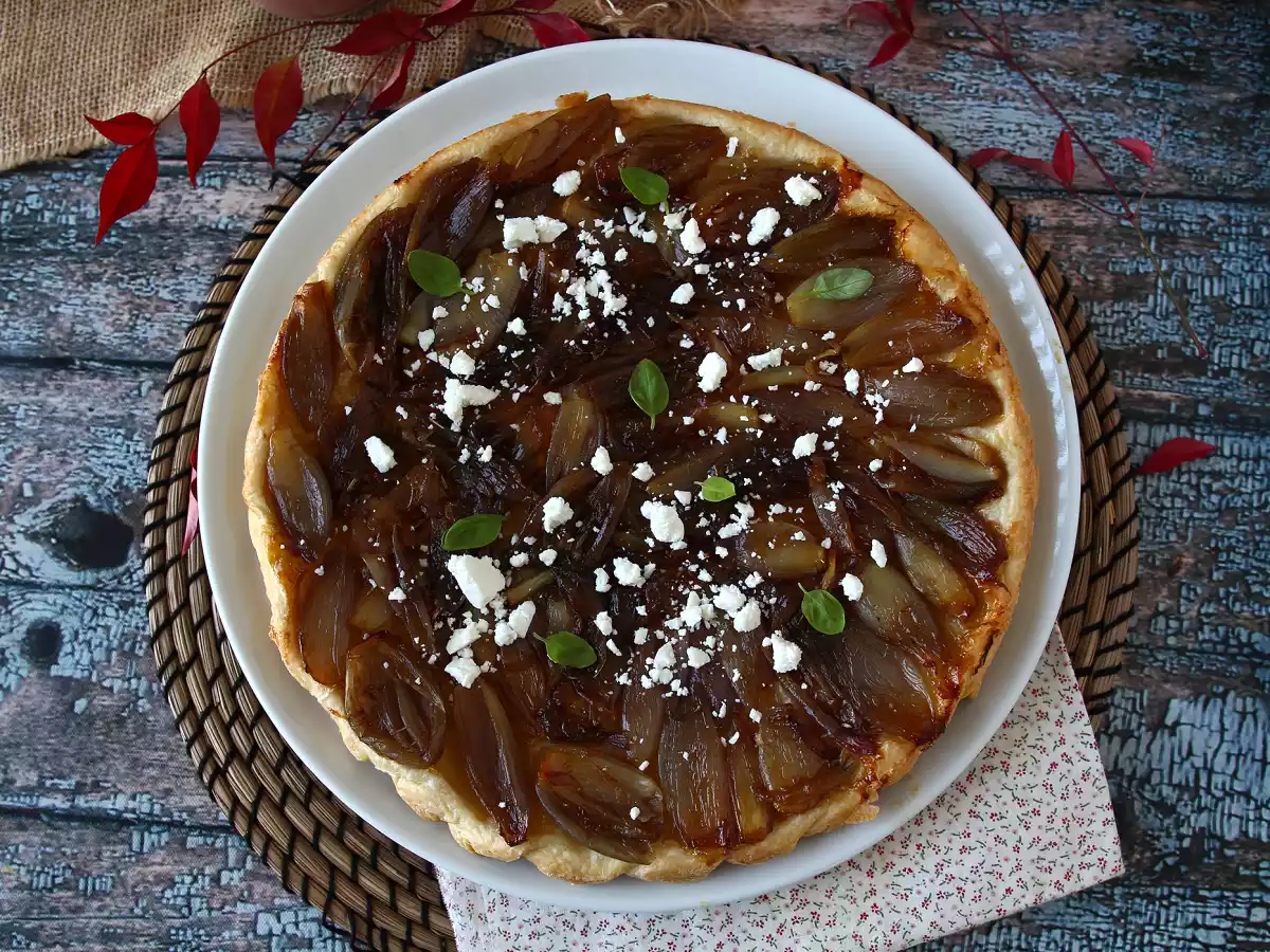Tarta tatin con chalotas caramelizadas y queso feta - foto 2