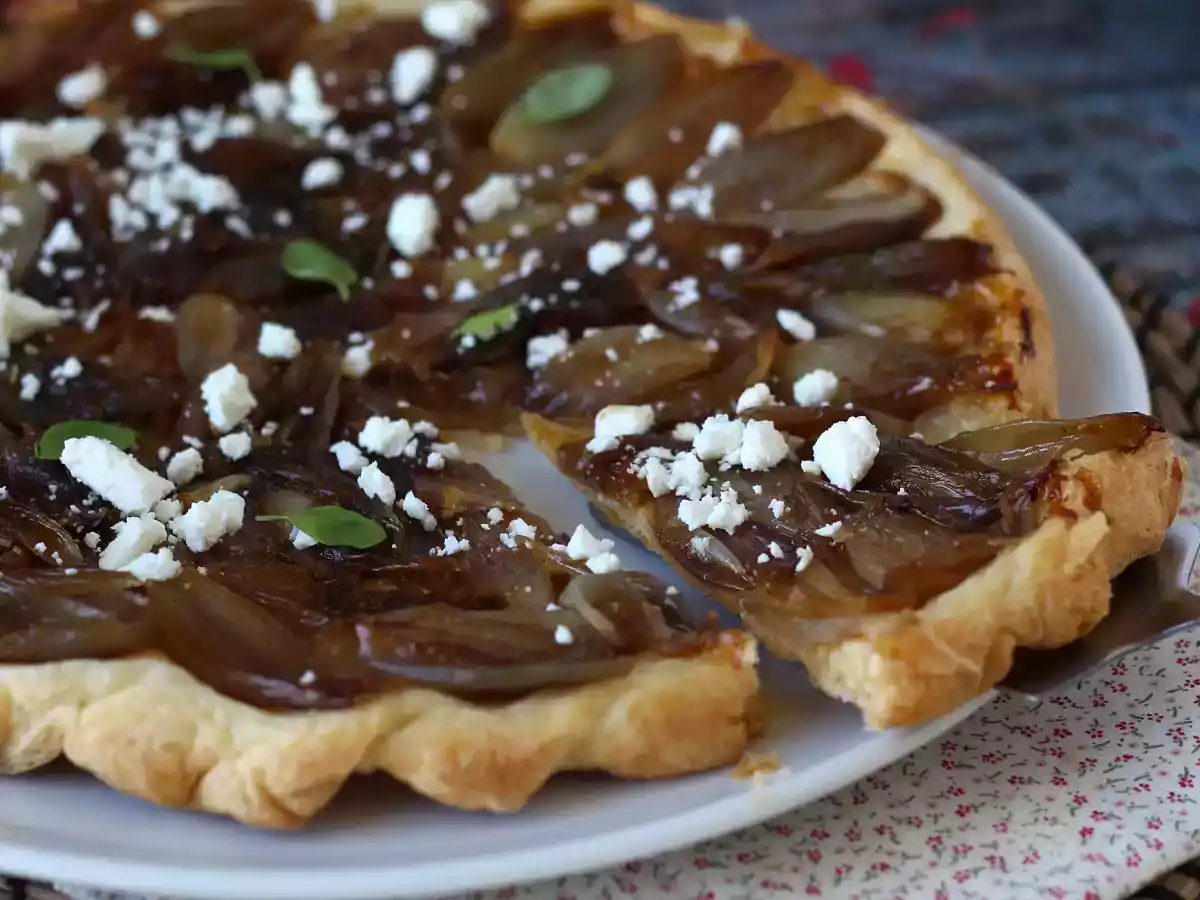 Tarta tatin con chalotas caramelizadas y queso feta - foto 3