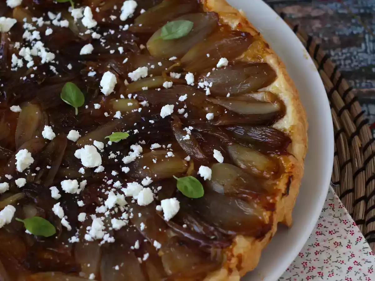 Tarta tatin con chalotas caramelizadas y queso feta - foto 4