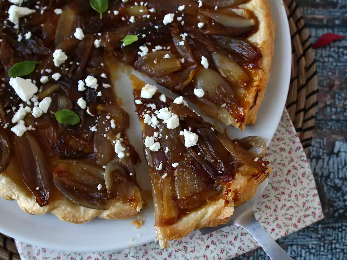 Tarta tatin con chalotas caramelizadas y queso feta - foto 5