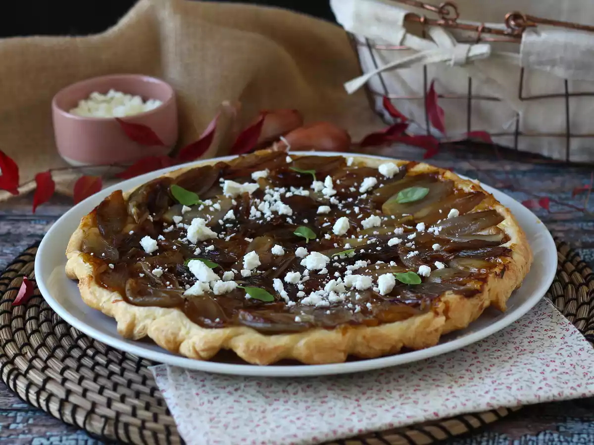 Tarta tatin con chalotas caramelizadas y queso feta - foto 6