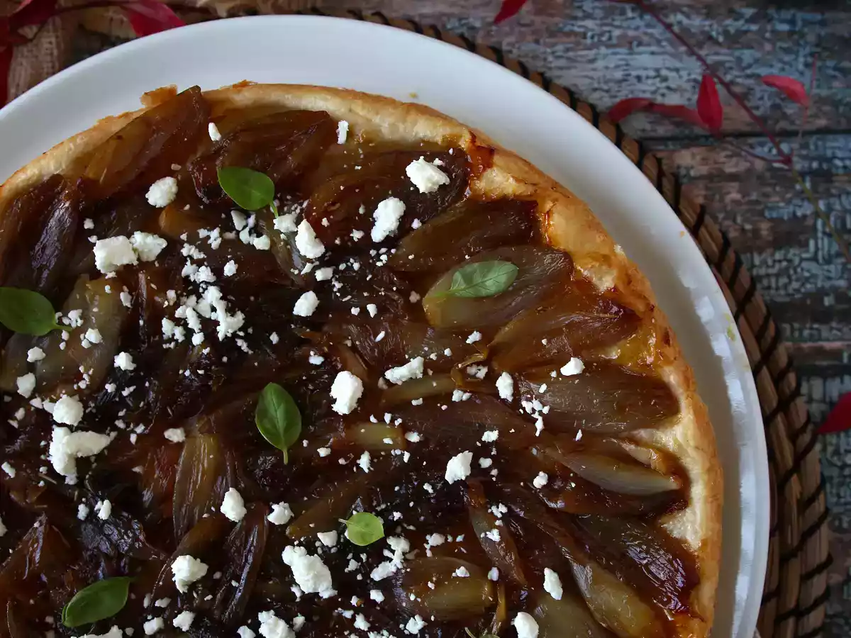 Tarta tatin con chalotas caramelizadas y queso feta - foto 7