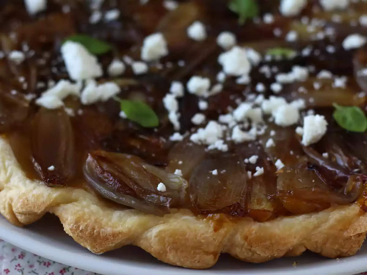 Tarta tatin con chalotas caramelizadas y queso feta - foto 8