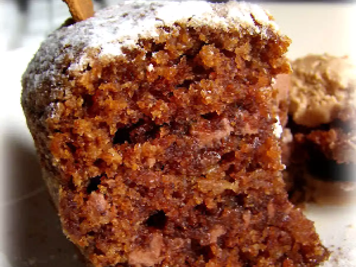 Tarta vegana de almendras y canela, rellena de nocilla con helado de avellanas