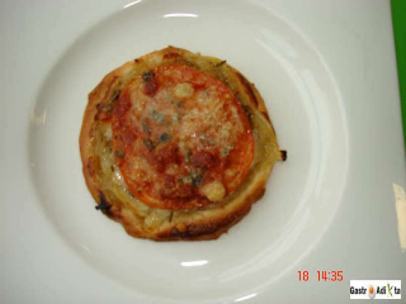 Tartaleta de cebolla, tomate y queso con romero - foto 2