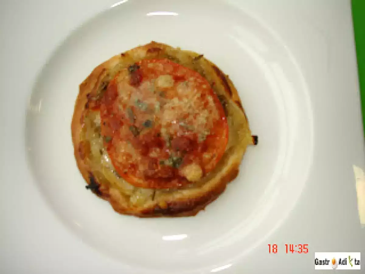Tartaleta de cebolla, tomate y queso con romero - foto 2