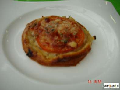 Tartaleta de cebolla, tomate y queso con romero