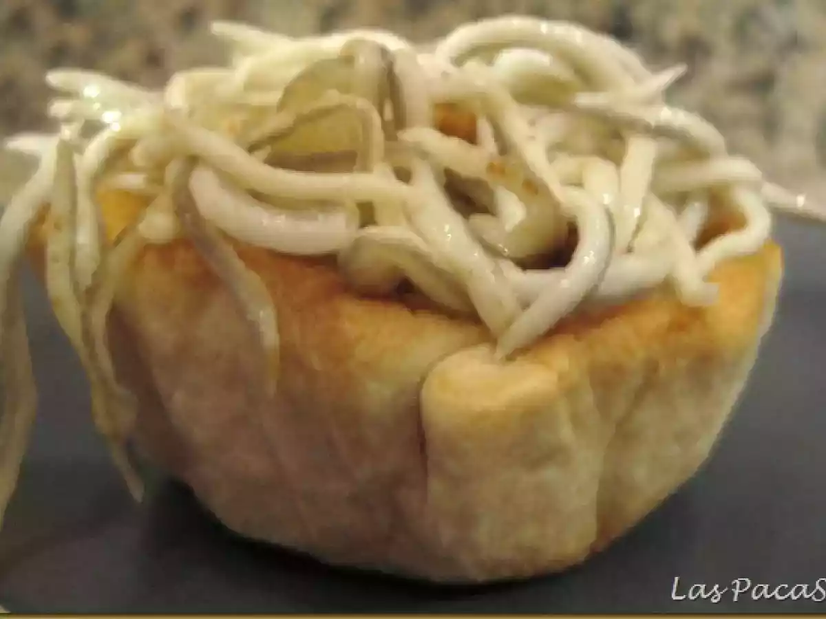 Tartaleta de Huevos Rotos de Codorniz y gulas