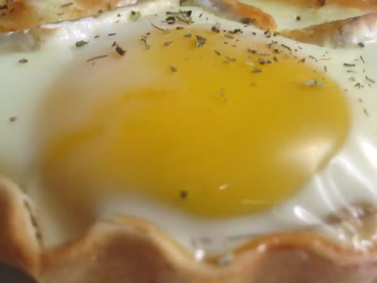 Tartaleta de tomate, huevo y queso de cabra