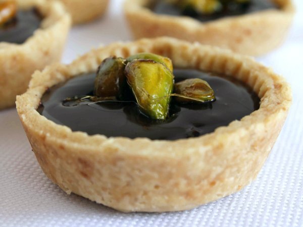 Tartaleta rellena de chocolate con pistachos caramelizados