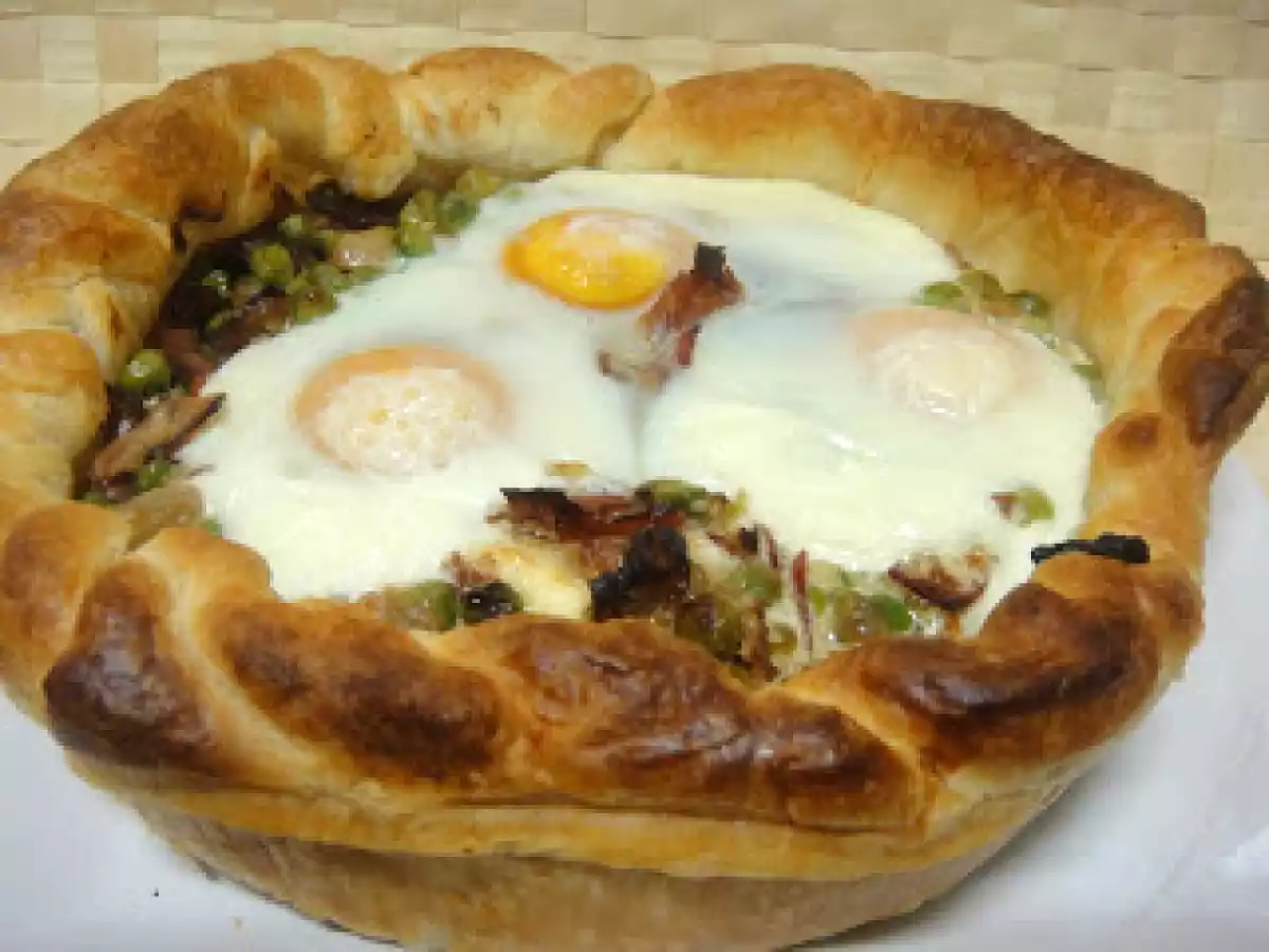 Tartaleta rústica de guisantes, jamón y huevos