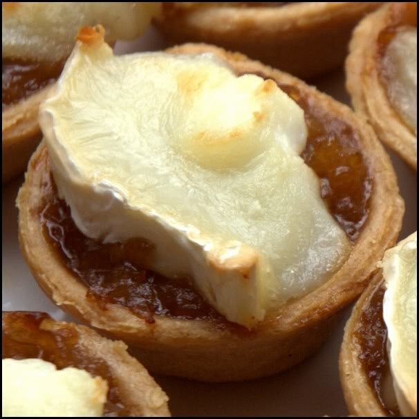 Tartaletas de cebolla caramelizada y queso - Receta Petitchef