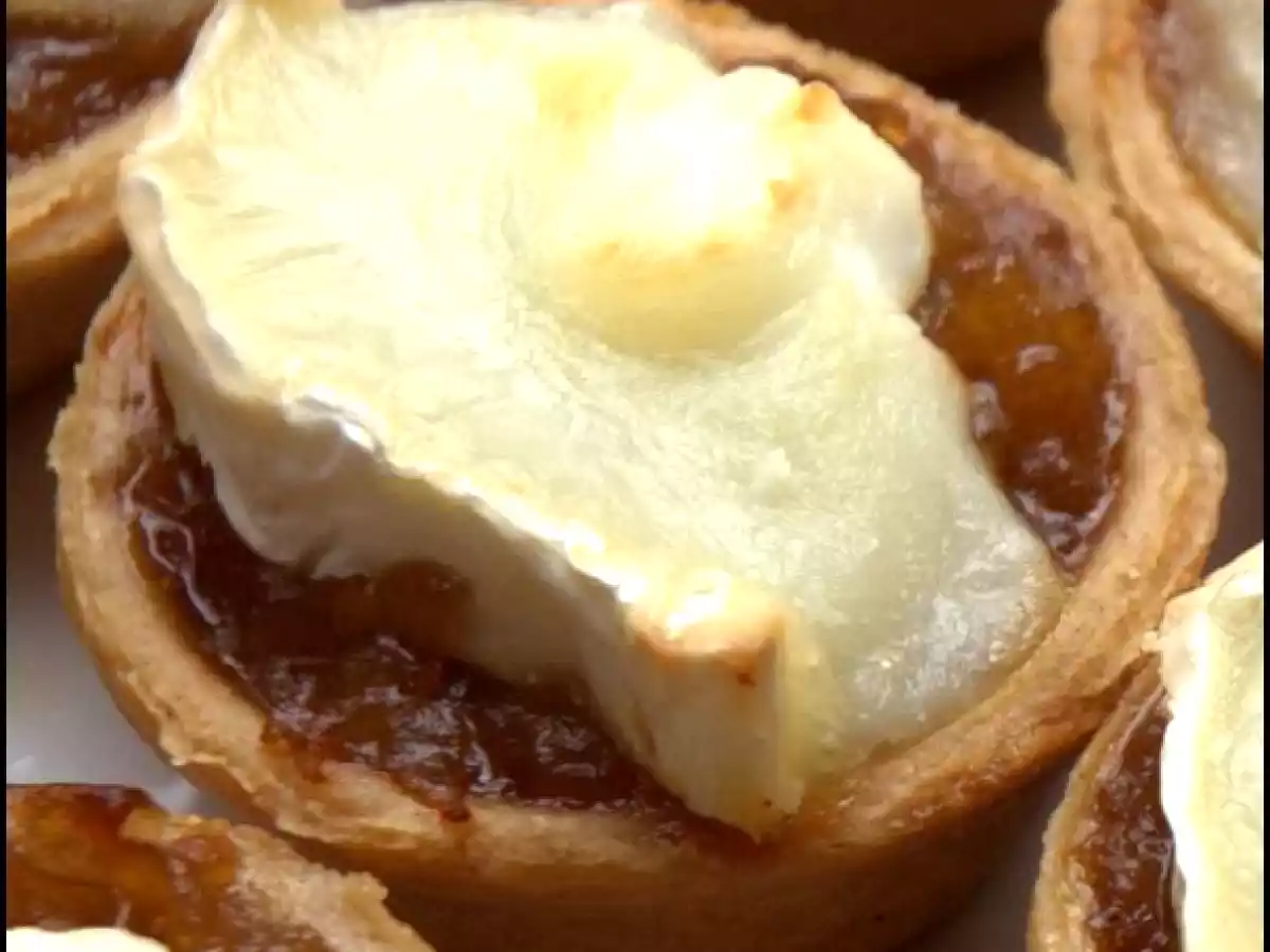 Tartaletas de cebolla caramelizada y queso