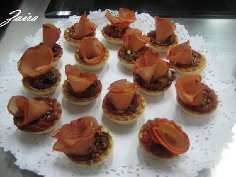 Tartaletas de lomo embuchado y tomates secos marinados, foto 1