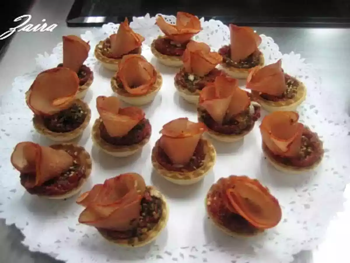Tartaletas de lomo embuchado y tomates secos marinados