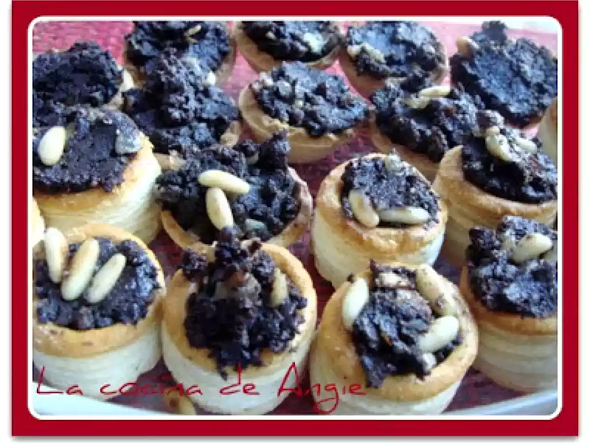 Tartaletas de morcilla y piñones