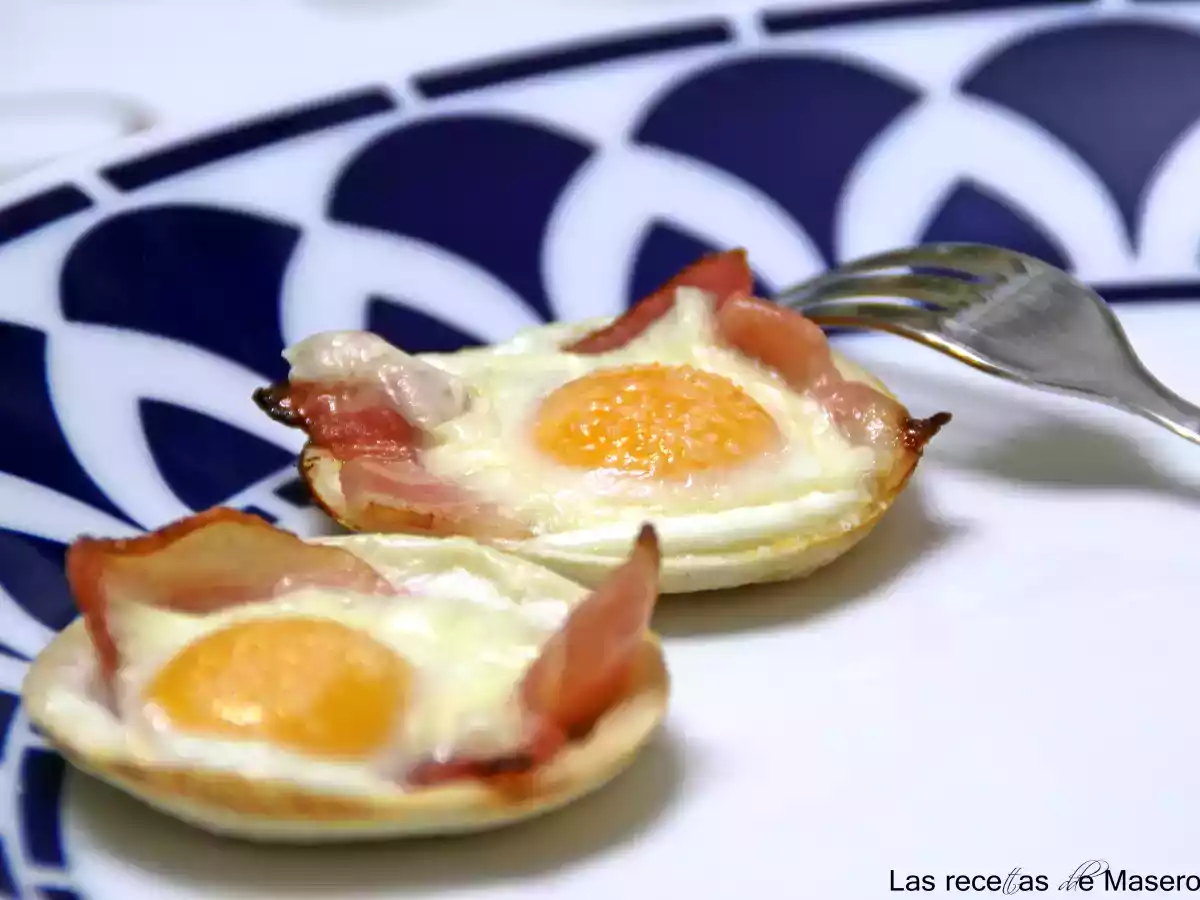 Tartaletas de pan de molde con beicon y huevo de codorniz