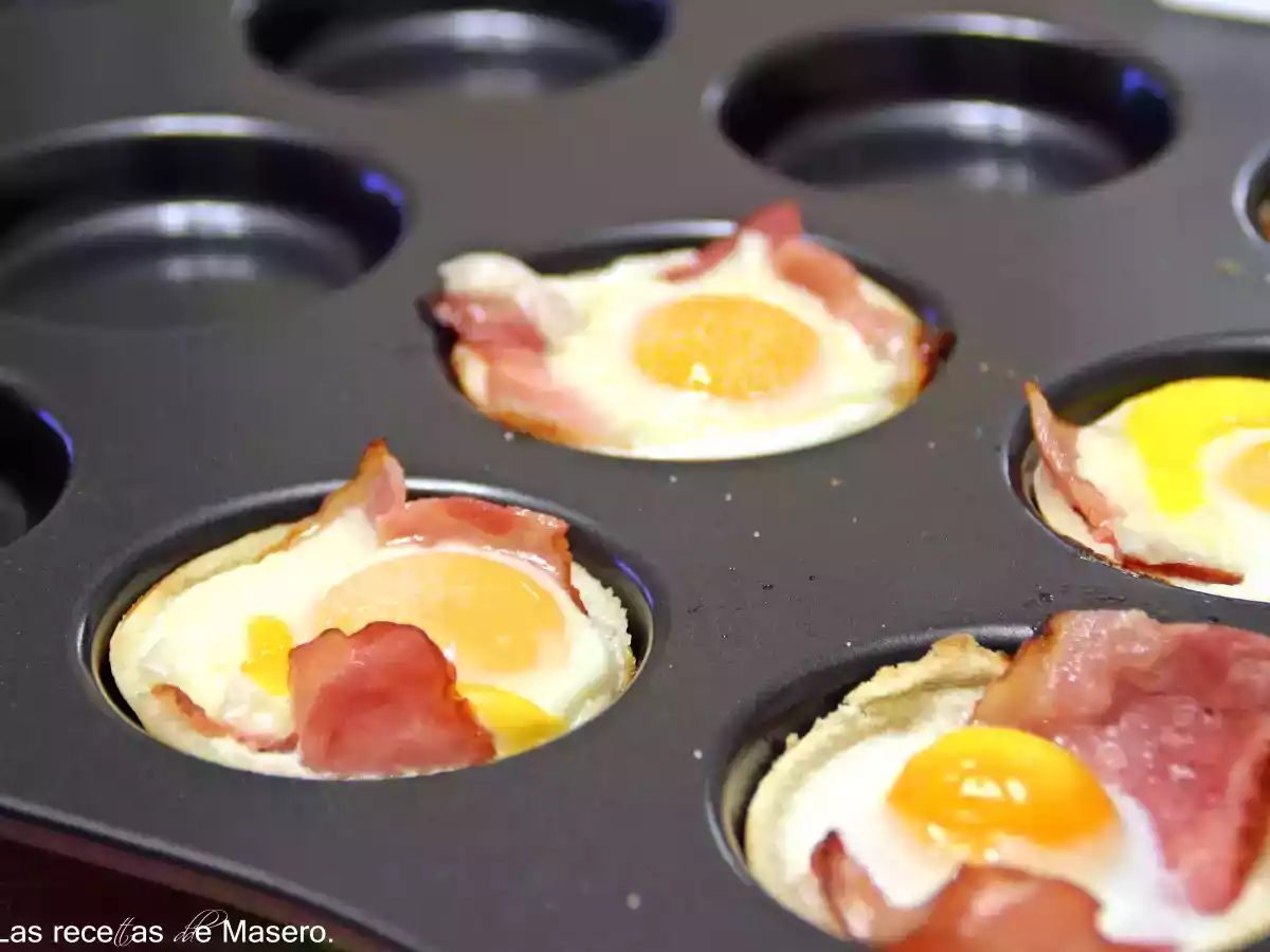 Tartaletas de pan de molde con beicon y huevo de codorniz - foto 2