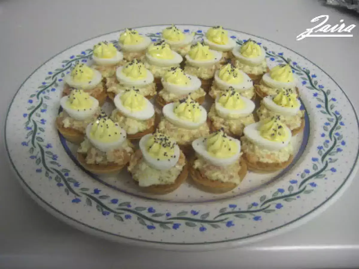 Tartaletas de tartar de salmón y huevos de codorniz