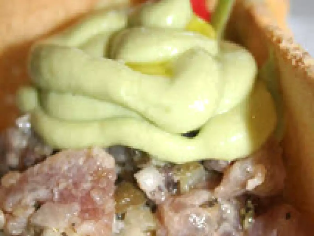 TARTAR DE ATUN Y YOGUR DE AGUACATE