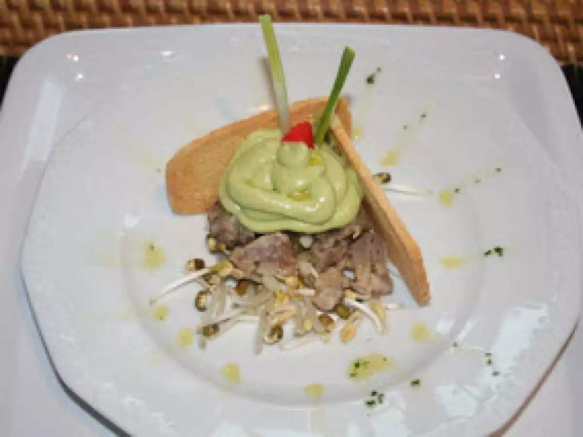 TARTAR DE ATUN Y YOGUR DE AGUACATE - foto 2