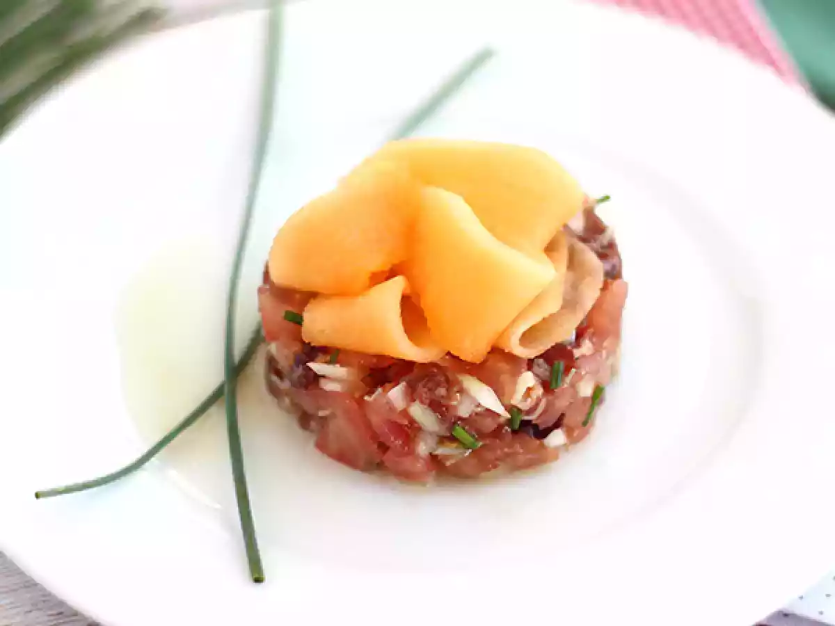 Tartar de jamón serrano, melón y tomate
