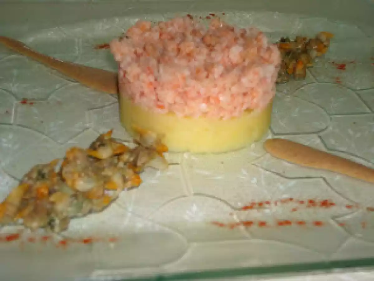 Tartar de langostinos con patata y salsa de mejillones
