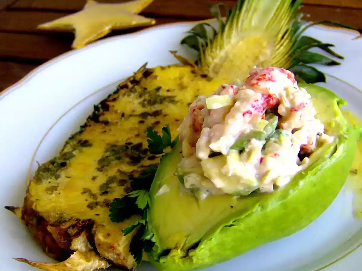 Tártaro de gambas, piña y aguacate