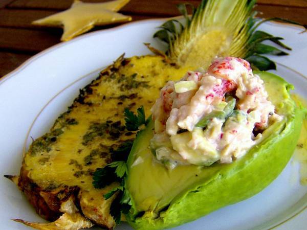 Tártaro de gambas, piña y aguacate