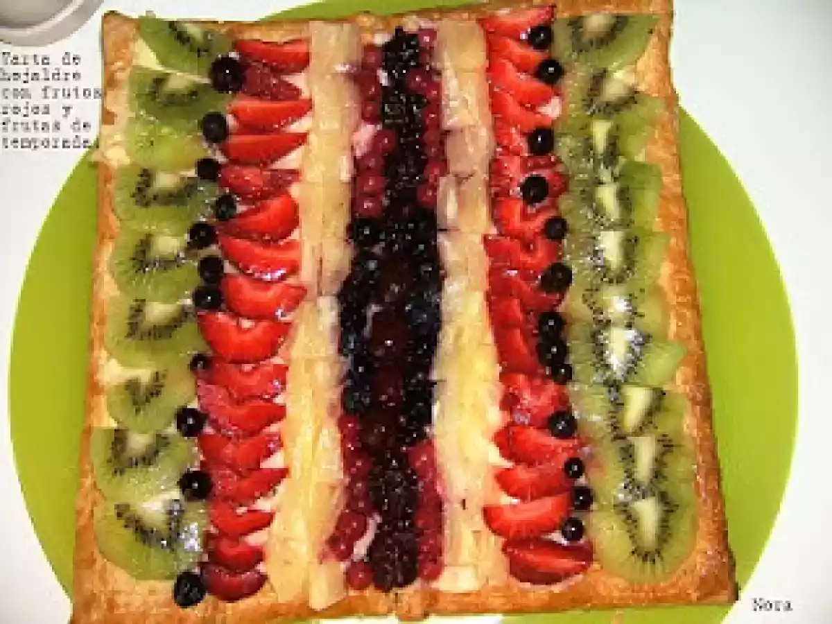 Tartas de hojaldre con frutos rojos y frutas de temporada.