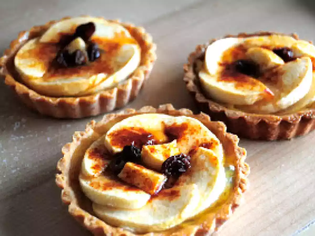 Tartas de Manzana con Crema Pastelera de Especias y Ciruelas Pasas