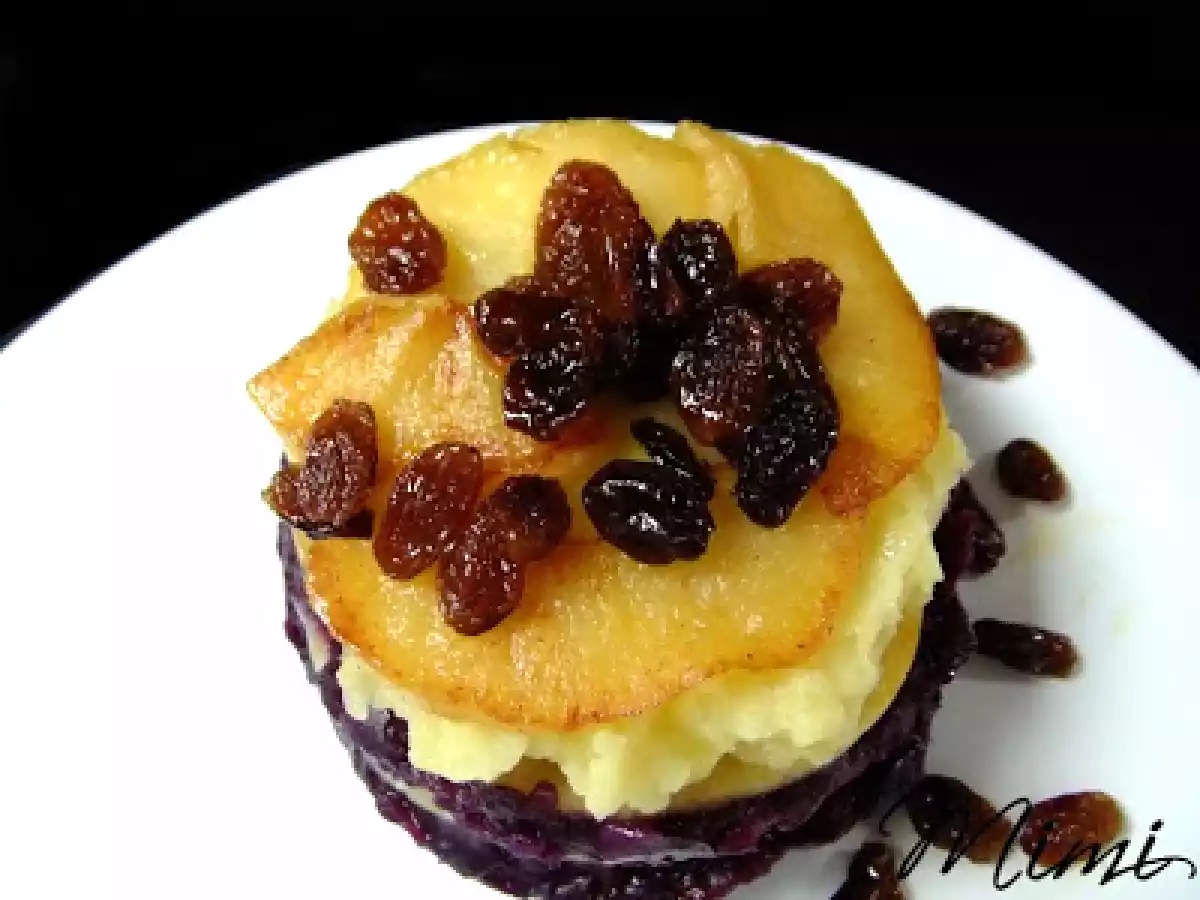 Tartita de col lombarda, manzanas, patatas y pasas
