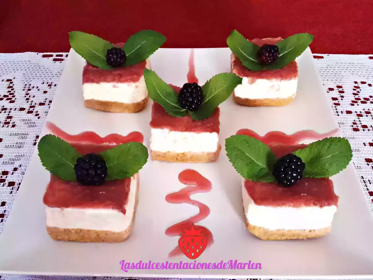 Tartitas de mousse de chocolate blanco y fresa