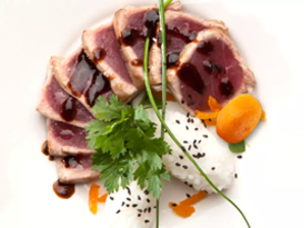 Tataki de Atún con Salsa Teriyaki de Orejones