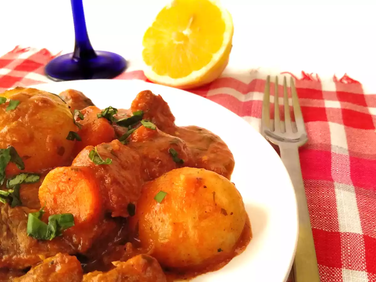 Ternera al aroma de limón {receta griega Mosjári se kókino krasí }