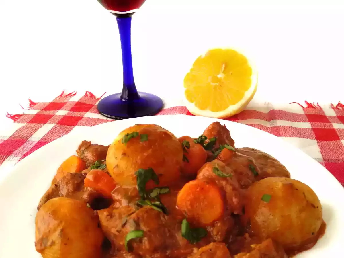 Ternera al aroma de limón {receta griega Mosjári se kókino krasí } - foto 2