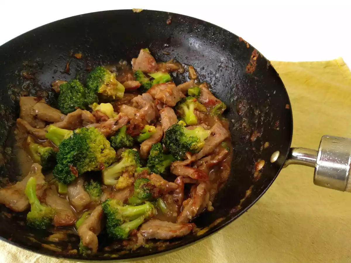 Ternera y brócoli con salsa de ostras, plato tradicional chino - foto 2