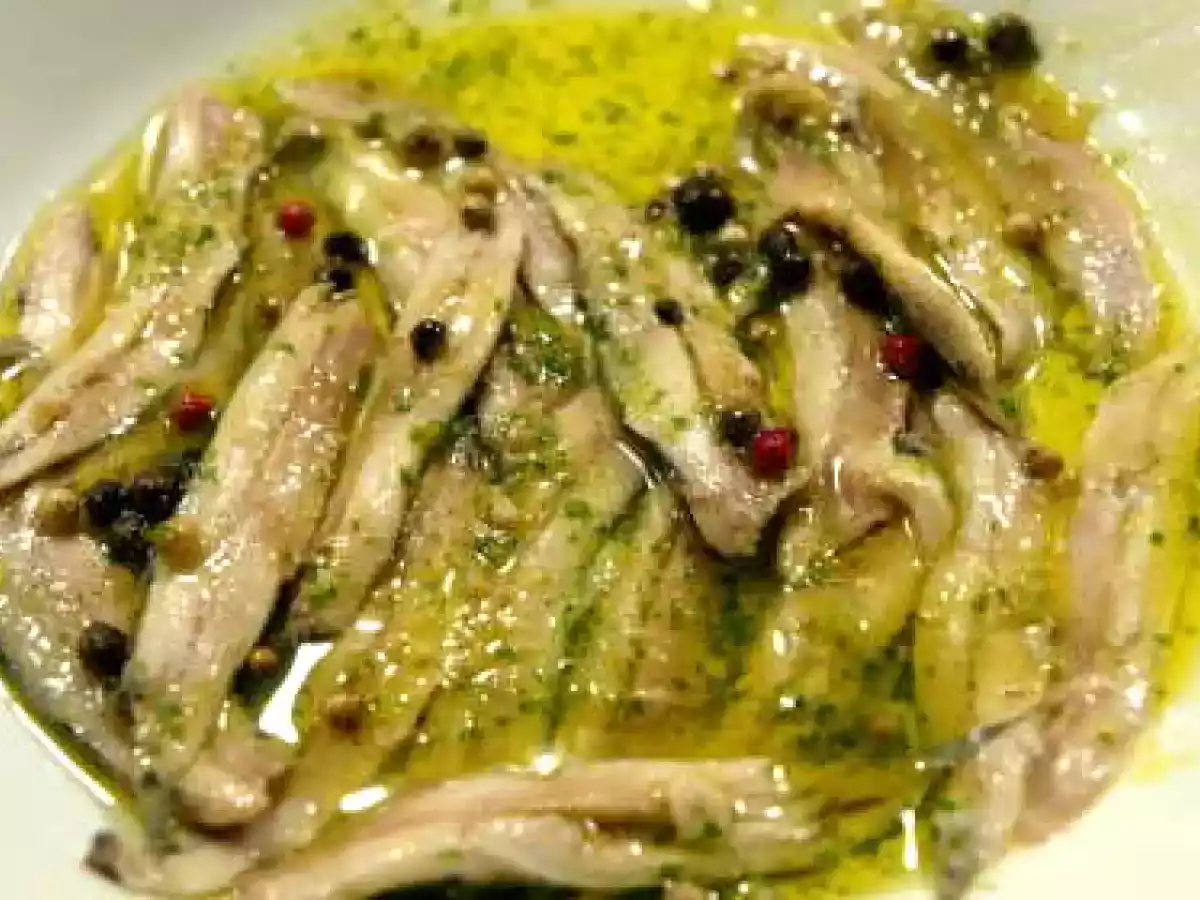 Tian de boquerones en vinagre y fresas