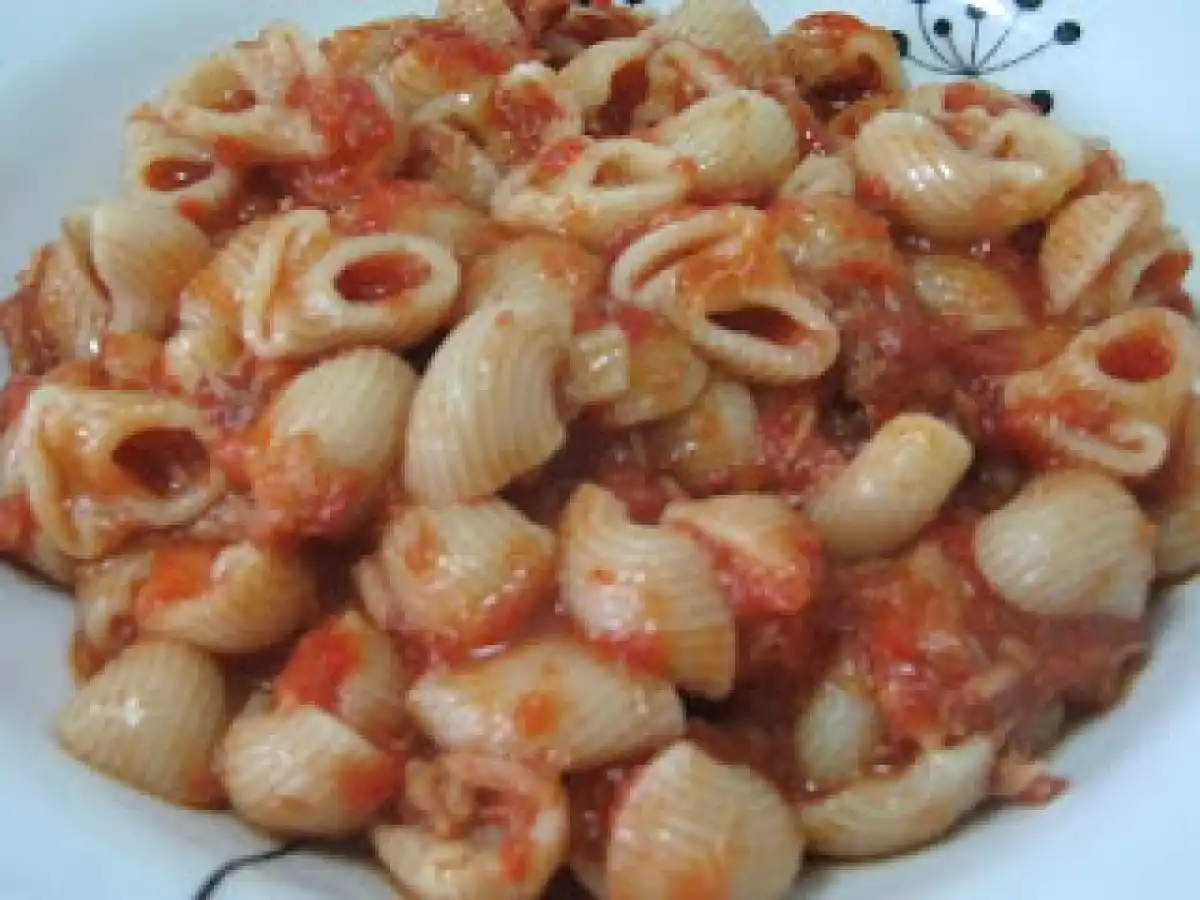 TIBURONES CON ATÚN AL NATURAL