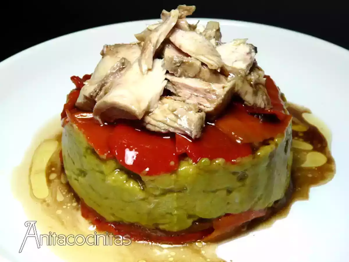Timbal de aguacate, pimientos del piquillo y atún